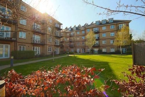 Elegant, Spacious 2bed in Crystal Palace, London - Tap to explore photos