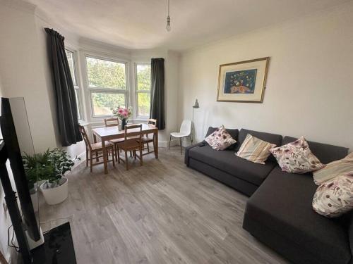 Modern 2 bedroom flat, SE6 - Tap to explore photos