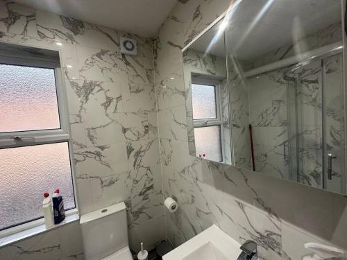 Modern 2 bedroom flat, SE6 - Tap to explore photos