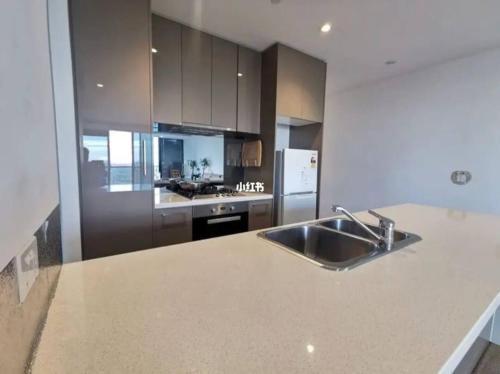 Quiet CBD 3b2b apartment + free parking Room Type - Three-Bedroom Apartment Quiet CBD 3b2b apartment + free parking Room Type - Three-Bedroom Apartment