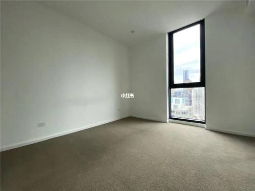Quiet CBD 3b2b apartment + free parking - Tap to explore photos
