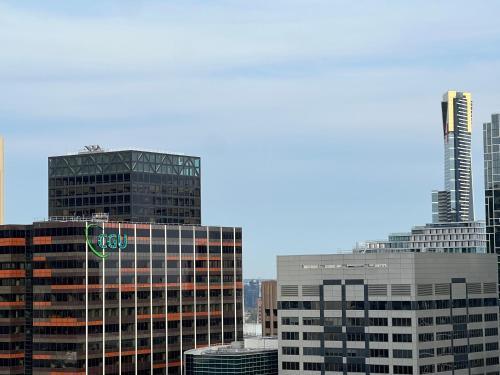 Quiet CBD 3b2b apartment + free parking