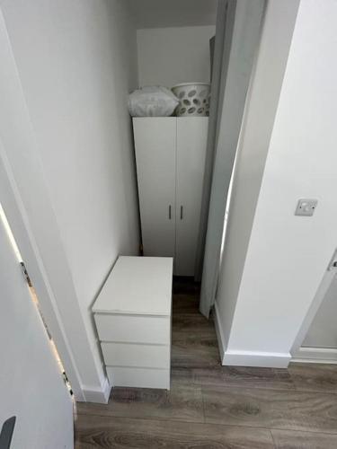 Large studio flat with garden - Tap to explore photos