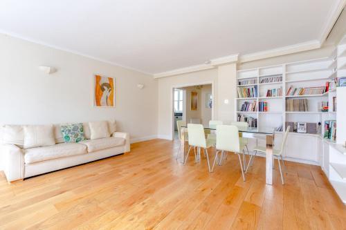 Spacious and Central 3 Bedroom House in Paddington - Tap to explore photos