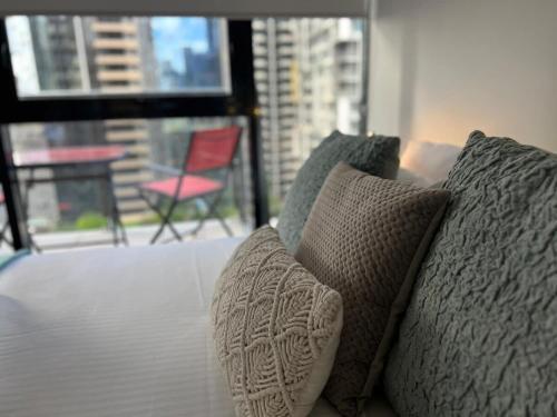 Melbourne CBD Apt With A C Balcony & Pool - Tap to explore photos