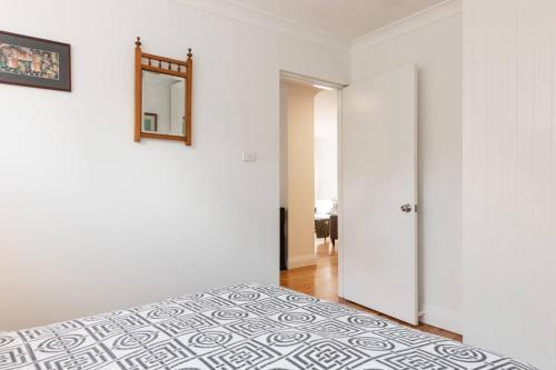 Sydney -Cammeray apartment - Tap to explore photos