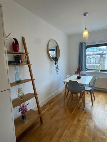 Heart of Waterloo - Luxury Flat - Tap to explore photos