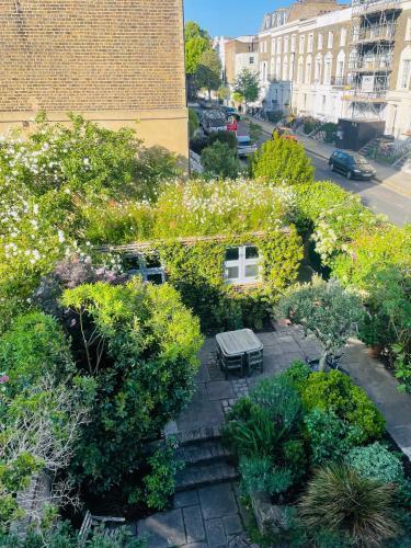 Camden Town Garden Cabin - Tap to explore photos