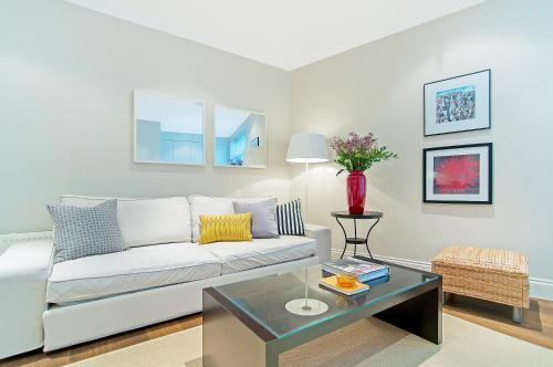Madison Hill - White Hill House 1 - 1 bedroom flat - Tap to explore photos