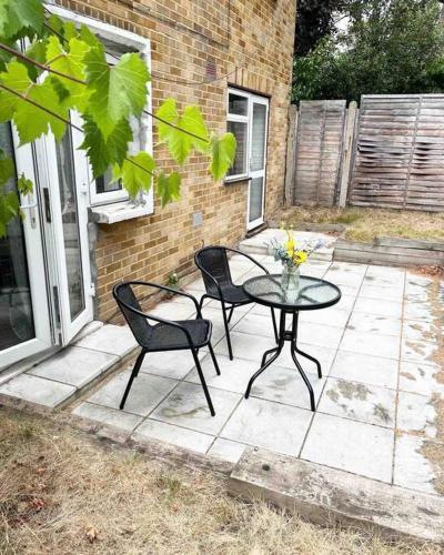 Beautiful 2 bedroom garden flat w/ free parking - Tap to explore photos