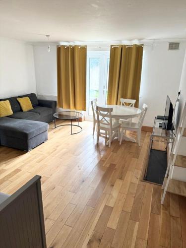 Beautiful 2 bedroom garden flat w/ free parking - Tap to explore photos