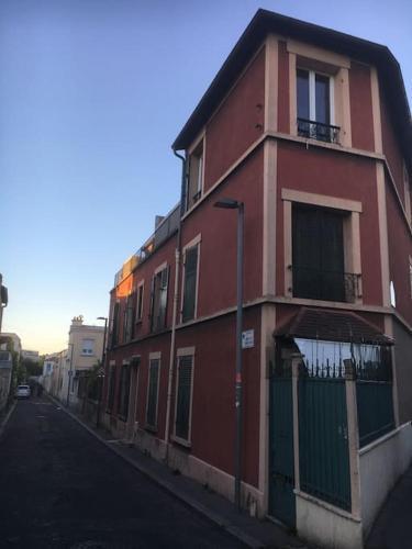 Quiet cosy and large apartment with Terrace Top location