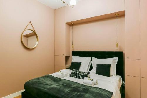 Stylish 2 bedrooms Palais Royal - Tap to explore photos
