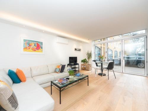 Chic & Cozy Flat in SW London, Perfect Location! - Tap to explore photos