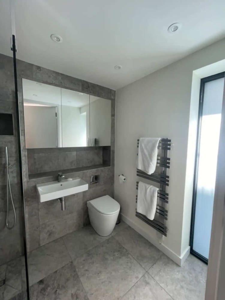 Modern 1BD Flat Near River Thames, Battersea! - Tap to explore photos