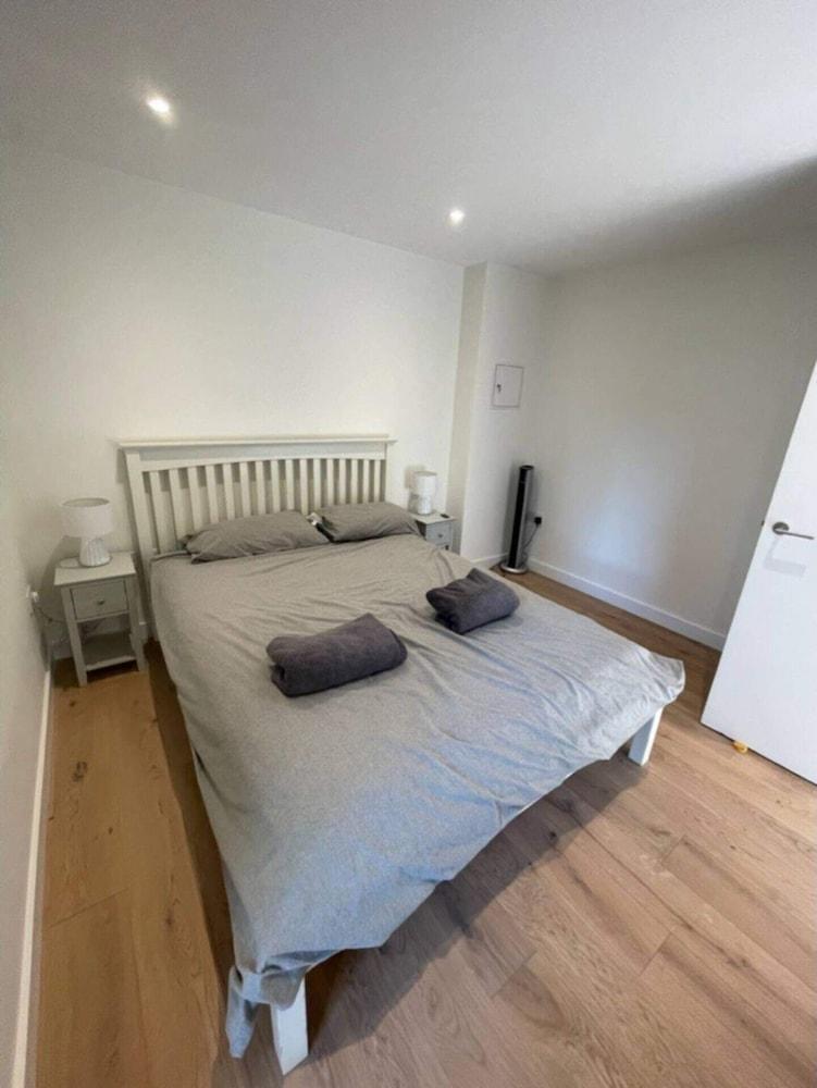 Modern 1BD Flat Near River Thames, Battersea! - Tap to explore photos