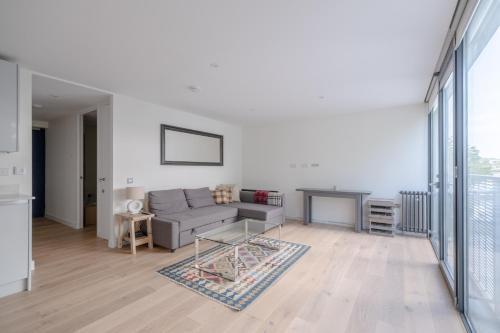 Modern 1BD Flat Near River Thames, Battersea! - Tap to explore photos