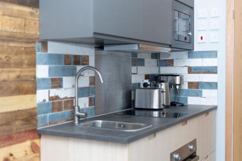 New Stylish Studio Flat near Woolwich tube - Tap to explore photos
