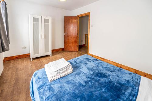 Beautiful 4 bedrooms house, 7 walk to train station - Tap to explore photos