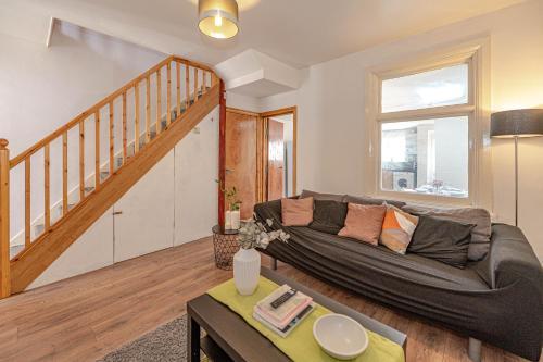 Beautiful 4 bedrooms house, 7 walk to train station - Tap to explore photos