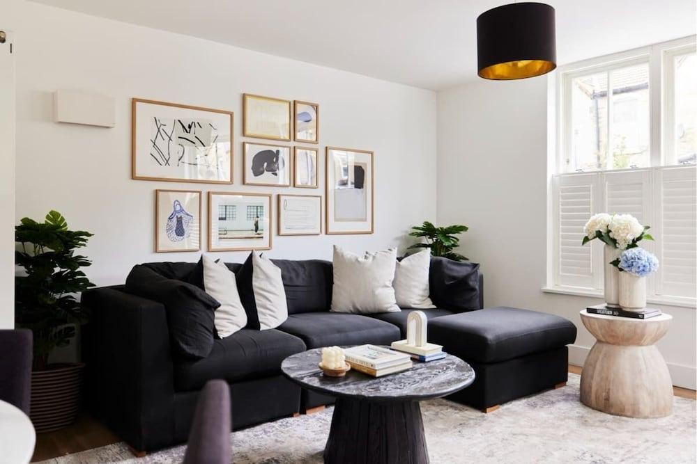 The Ravenscourt Park Escape - Bright 2bdr Flat - Tap to explore photos