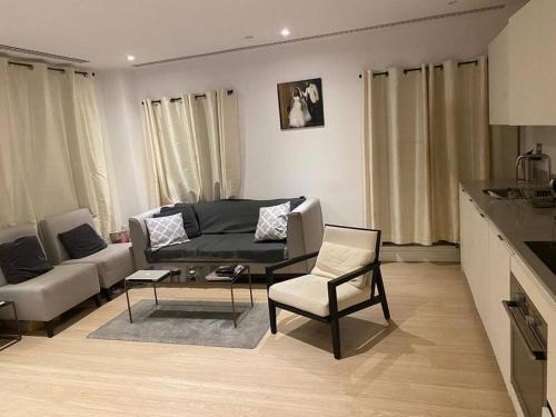 Luxury 2 bed ensuite 2 bathroom apartment East Croydon - Tap to explore photos