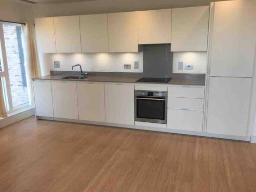 Luxury 2 bed ensuite 2 bathroom apartment East Croydon - Tap to explore photos