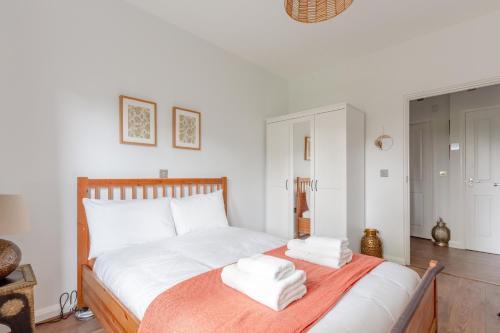 Inviting & Spacious 3BD Flat - Shadwell - Tap to explore photos