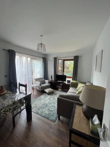Inviting & Spacious 3BD Flat - Shadwell - Tap to explore photos