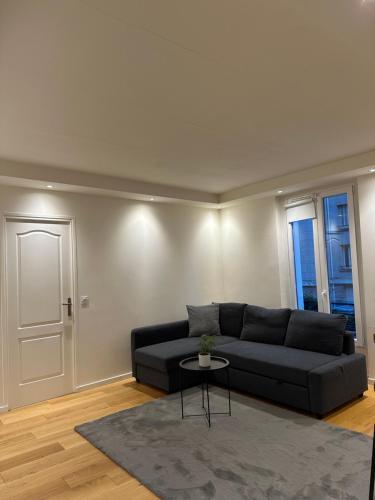 Cosy, appartement refait à neuf limite 16 - Tap to explore photos
