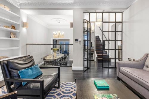 Luxury Residence in Prime London - Tap to explore photos