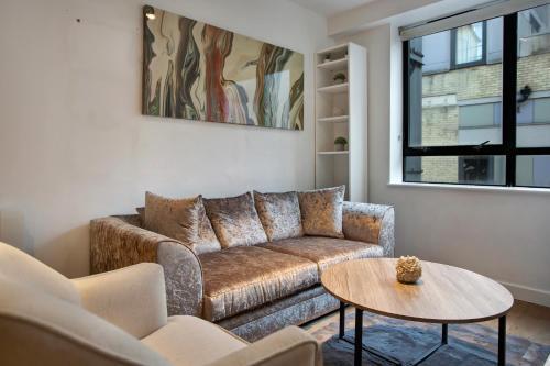 Lovely Spacious 2 Bed Apartment In Central Croydon - Tap to explore photos