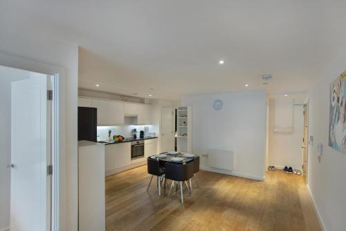 Lovely Spacious 2 Bed Apartment In Central Croydon - Tap to explore photos