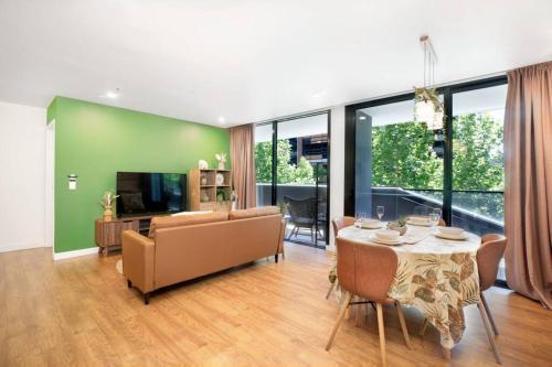Spacious 2-bed apt in Docklands Balcony & Free Parking - Tap to explore photos