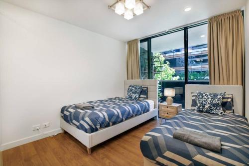 Spacious 2-bed apt in Docklands Balcony & Free Parking