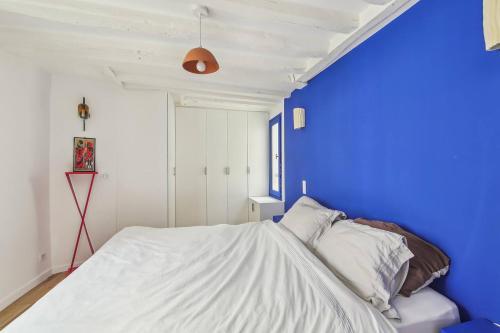Charming marais flat - Tap to explore photos
