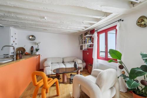 Charming marais flat - Tap to explore photos
