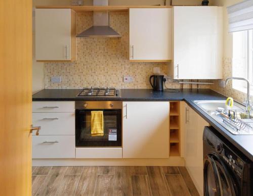 Stylish 3 Bedroom and free parking - Tap to explore photos