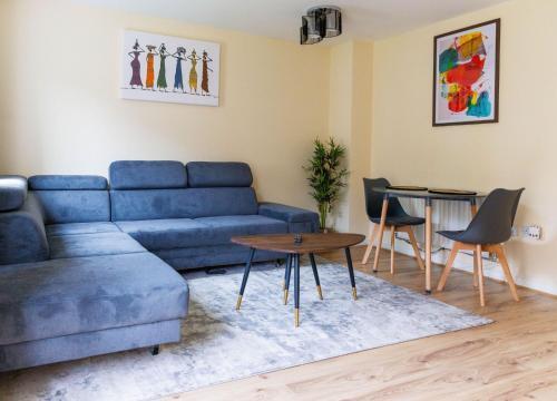 Stylish 3 Bedroom and free parking - Tap to explore photos