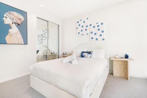 1 Bed APT with Incredible View - Melbourne Square - Tap to explore photos
