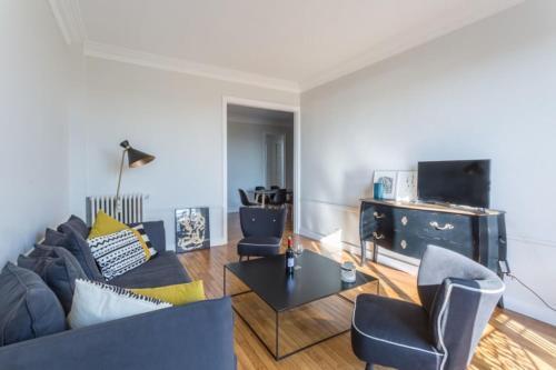 GuestReady - Designer Apartment - Eiffel Tower View! - Tap to explore photos