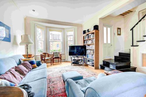 GuestReady - A charming home in Fulham Town - Tap to explore photos