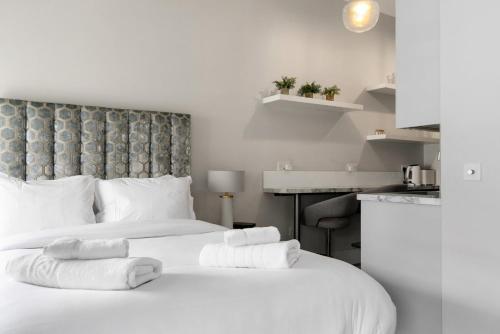 GuestReady - Chic Stay near Olympia & Holland Park - Tap to explore photos