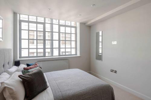 London s Calling - Farringdon - by Frankie Says - Tap to explore photos