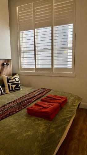 Sydney Central CBD Chic One Bedroom Apartment with Pool on Bridge St, close to everything! - Tap to explore photos