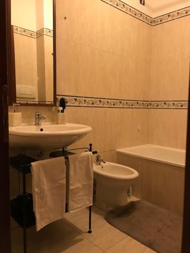 Apartment with private parking - Roma Est. - Tap to explore photos