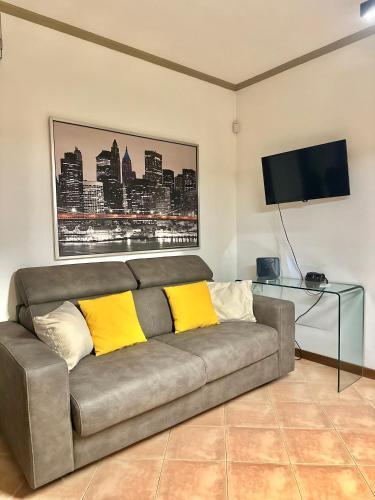 Apartment with private parking - Roma Est. - Tap to explore photos