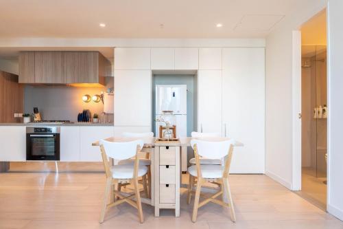 Cozy & spacious 2B2B APT in CBD - Tap to explore photos