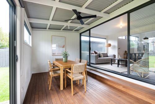 Kennington Beach Getaway with Spa - Tap to explore photos