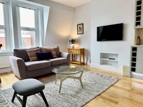 Cozy Family Flat in Twickenham - Tap to explore photos